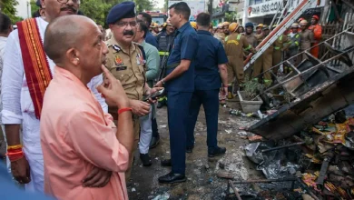 सीएम योगी आदित्यनाथ लखनऊ अग्निकांड पर बैठक करते हुए फायर सेफ्टी ऑडिट और सुरक्षा निर्देश देते हुए
