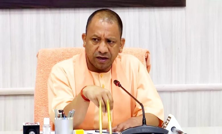 लखनऊ कोचिंग सेंटर अग्निकांड में राहत और बचाव कार्य की समीक्षा करते अधिकारी