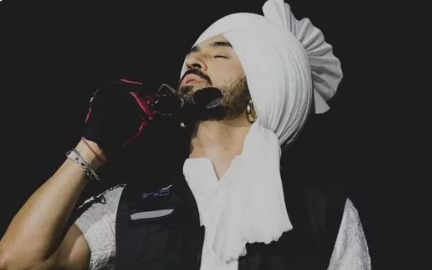 दिलजीत दोसांझ अमेरिका कॉन्सर्ट में प्रदर्शनकारी स्टेज पर चढ़ता हुआ और सुरक्षा टीम कार्रवाई करती हुई