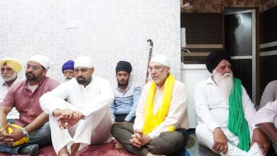 पटियाला में धार्मिक समागम के दौरान बलबीर सिंह श्री सुखमनी साहिब पाठ में शामिल होते हुए और श्रद्धालुओं के बीच बैठे हुए।