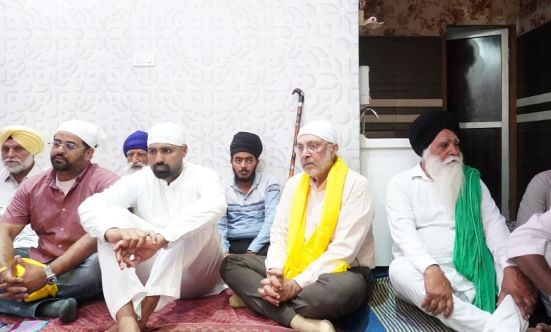 पटियाला में धार्मिक समागम के दौरान बलबीर सिंह श्री सुखमनी साहिब पाठ में शामिल होते हुए और श्रद्धालुओं के बीच बैठे हुए।