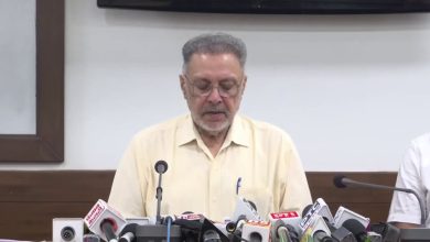 स्वास्थ्य मंत्री डॉ. बलबीर सिंह मुख्यमंत्री सेहत योजना के तहत कैशलेस इलाज योजना की जानकारी देते हुए।