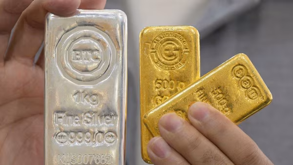 Gold-Silver Rate Today: सोना-चांदी की कीमतों में गिरावट, गोल्ड बार और सिल्वर कॉइन की प्रतीकात्मक तस्वीर