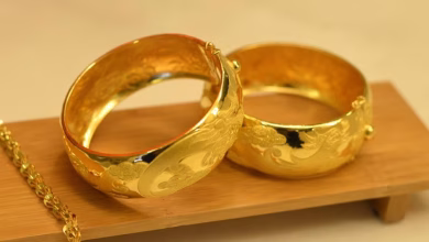Today Gold Price: सोने की छड़ें और चांदी के सिक्के के साथ भारतीय सर्राफा बाजार का दृश्य