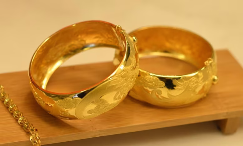 Today Gold Price: सोने की छड़ें और चांदी के सिक्के के साथ भारतीय सर्राफा बाजार का दृश्य