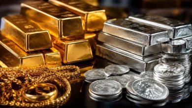 सोने के दाम बढ़ते हुए MCX गोल्ड चार्ट और बाजार में ट्रेडिंग करते निवेशक।