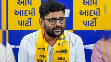 AAP विधायक गोपाल इटालिया कोंध गांव में किसानों से बातचीत करते हुए और उनकी समस्याएं सुनते हुए