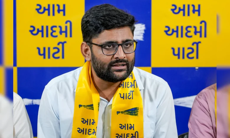 AAP विधायक गोपाल इटालिया कोंध गांव में किसानों से बातचीत करते हुए और उनकी समस्याएं सुनते हुए