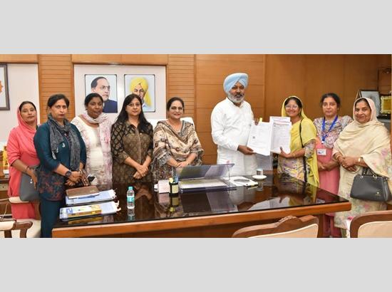 हरपाल सिंह चीमा आशा वर्करों के लिए जीवन बीमा योजना की घोषणा करते हुए
