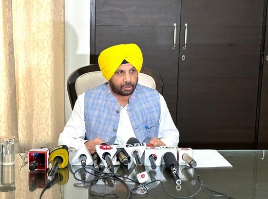 पंजाब में सरकारी योजनाओं के तहत स्वास्थ्य, शिक्षा और जनकल्याण सुविधाओं का लाभ लेते हुए लोग।