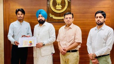 हरदीप सिंह मुंडियन 33 नए पटवारियों को नियुक्ति पत्र देते हुए