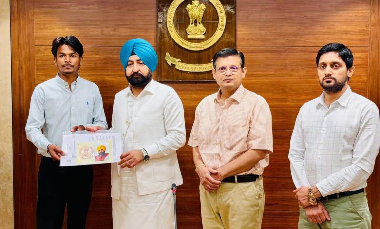 हरदीप सिंह मुंडियन 33 नए पटवारियों को नियुक्ति पत्र देते हुए