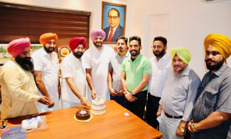 मंत्री हरदीप सिंह मुंडियां जन्मदिन पर शुभकामनाओं के लिए आभार व्यक्त करते हुए लोगों का धन्यवाद कर रहे हैं।