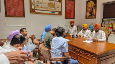 कैबिनेट मंत्री हरदीप सिंह मुंडियां जनसुनवाई के दौरान ग्रामीणों की समस्याएं सुनते हुए और अधिकारियों को निर्देश देते हुए