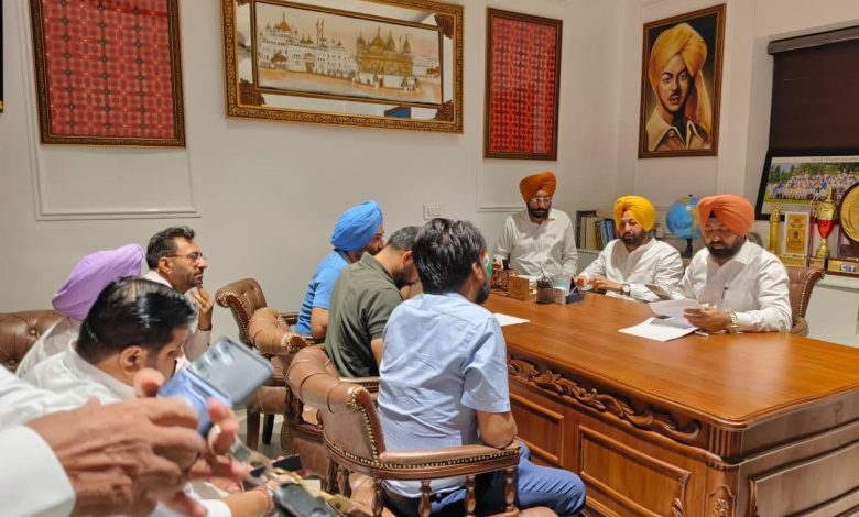 कैबिनेट मंत्री हरदीप सिंह मुंडियां जनसुनवाई के दौरान ग्रामीणों की समस्याएं सुनते हुए और अधिकारियों को निर्देश देते हुए
