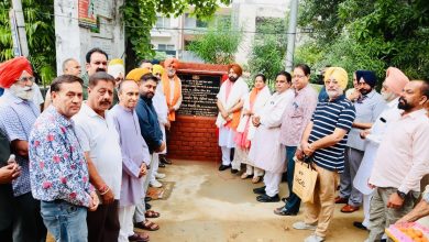 लुधियाना बैंक कॉलोनी वार्ड 22 में गलियों के निर्माण कार्य के उद्घाटन समारोह में मौजूद स्थानीय नेता और निवासी।