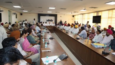 फरीदकोट में नशा विरोधी समीक्षा बैठक में कैबिनेट मंत्री हरदीप सिंह मुंडियां और अधिकारी ड्रग-फ्री पंजाब पर चर्चा करते हुए