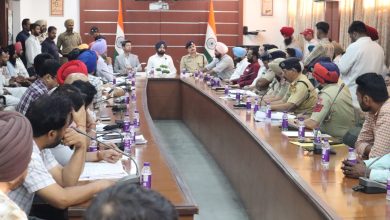 मोगा में नशा विरोधी समीक्षा बैठक की तस्वीर, जिसमें अधिकारी और जनप्रतिनिधि नशा मुक्त पंजाब अभियान पर चर्चा कर रहे हैं।