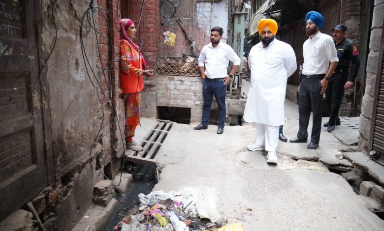 हरजोत सिंह बैंस अमृतसर में डोर-टू-डोर कचरा संग्रह व्यवस्था का निरीक्षण करते हुए