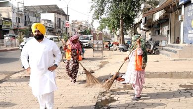 हरजोत सिंह बैंस राजपुरा में स्वच्छता व्यवस्था का निरीक्षण करते हुए सफाई अभियान की समीक्षा कर रहे हैं।