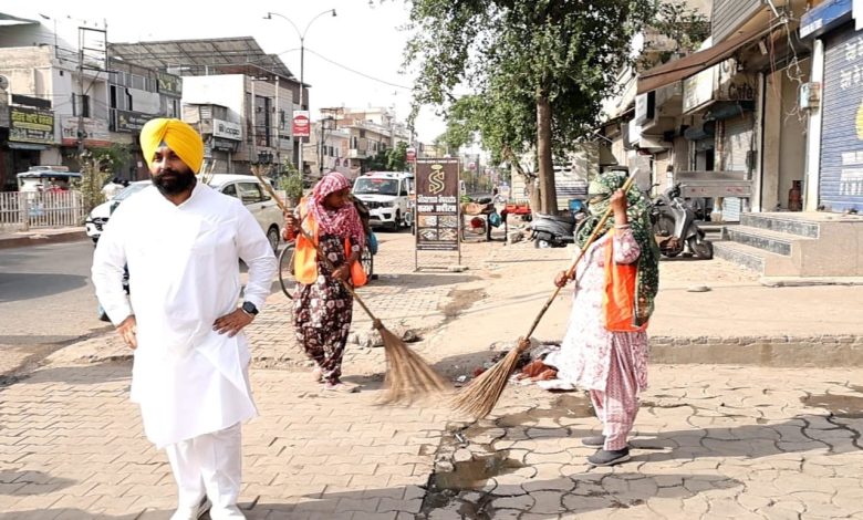 हरजोत सिंह बैंस राजपुरा में स्वच्छता व्यवस्था का निरीक्षण करते हुए सफाई अभियान की समीक्षा कर रहे हैं।