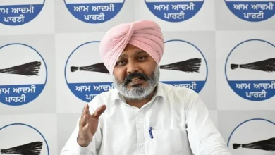 पंजाब के गांव में किसान नई पाइपलाइन से पहुंचे नहर के पानी का स्वागत करते हुए मिठाई बांटते हुए।
