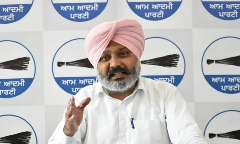 पंजाब के गांव में किसान नई पाइपलाइन से पहुंचे नहर के पानी का स्वागत करते हुए मिठाई बांटते हुए।
