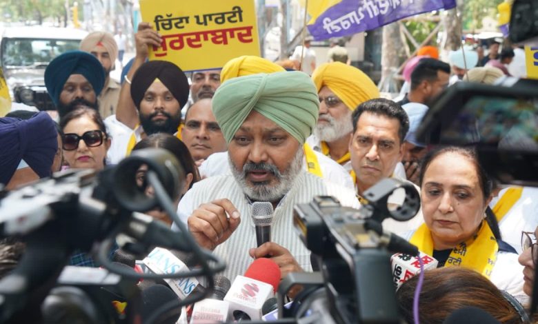 मोहाली में AAP कार्यकर्ताओं का प्रदर्शन, हर्पाल सिंह चीमा के नेतृत्व में अकाली दल और भाजपा के खिलाफ नारेबाजी।