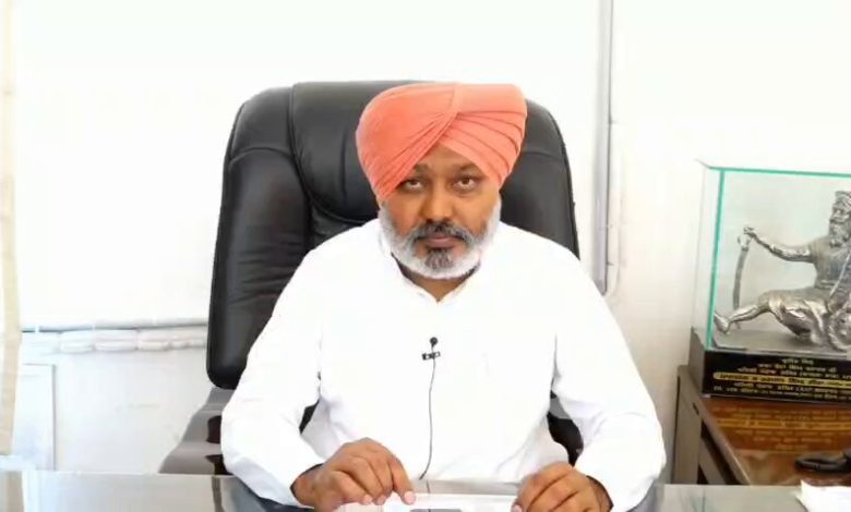 पंजाब टैक्स चोरी कार्रवाई, जब्त सामान और जांच टीम की तस्वीर