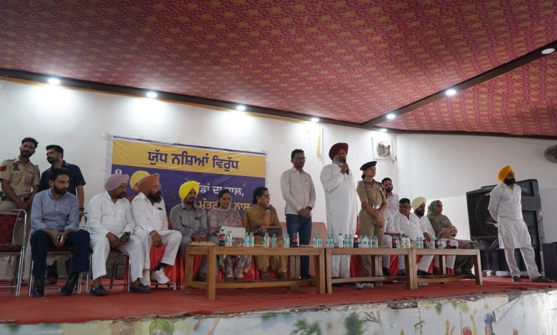 कैबिनेट मंत्री हरपाल सिंह चीमा दिरबा में 30,000 डिजिटल राशन कार्ड वितरित करते हुए और ‘नशे के खिलाफ युद्ध’ अभियान में भाग लेते हुए।