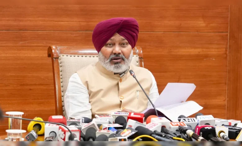 हरपाल सिंह चीमा और मुख्यमंत्री भगवंत मान नशा विरोधी अभियान पर बैठक या सार्वजनिक बयान देते हुए।