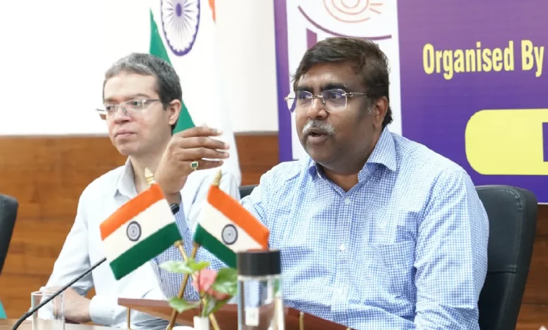 हरियाणा में विशेष गहन पुनरीक्षण अभियान के तहत बूथ स्तर अधिकारी घर-घर जाकर मतदाता सत्यापन करते हुए
