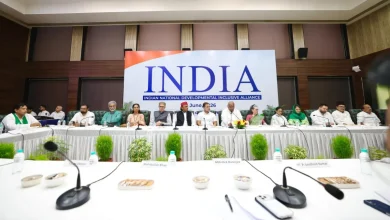 INDIA गठबंधन बैठक में मल्लिकार्जुन खरगे और विपक्षी नेता चर्चा करते हुए