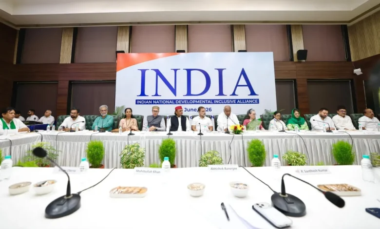 INDIA गठबंधन बैठक में मल्लिकार्जुन खरगे और विपक्षी नेता चर्चा करते हुए