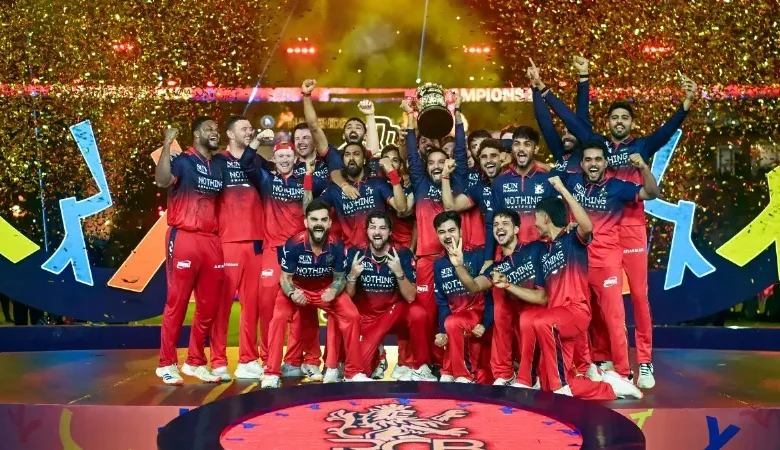 IPL 2027 शेड्यूल क्रिकेट स्टेडियम में मैच खेलते खिलाड़ी