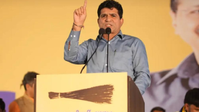 AAP प्रदेश अध्यक्ष इसुदान गढ़वी मीडिया से बात करते हुए चैतर वसावा मामले पर बयान देते हुए