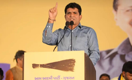 AAP प्रदेश अध्यक्ष इसुदान गढ़वी मीडिया से बात करते हुए चैतर वसावा मामले पर बयान देते हुए
