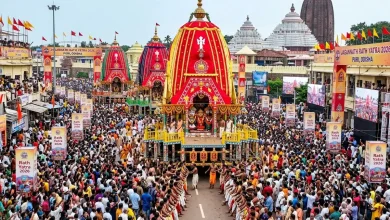 जगन्नाथ रथ यात्रा 2026 में भगवान जगन्नाथ, बलभद्र और सुभद्रा के रथ को भक्त खींचते हुए दृश्य