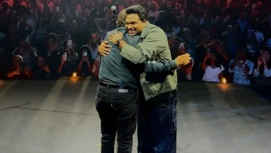 पापा यार शो के दौरान स्टेज पर जॉनी लीवर और जाकिर खान गले मिलते हुए