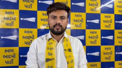 AAP नेता डॉ. करन बारोट मीडिया को संबोधित करते हुए गुजरात में कार्यकर्ताओं की गिरफ्तारी और न्याय की मांग करते हुए