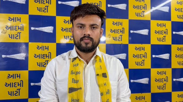 AAP नेता डॉ. करन बारोट मीडिया को संबोधित करते हुए गुजरात में कार्यकर्ताओं की गिरफ्तारी और न्याय की मांग करते हुए