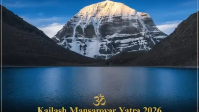 हिमालय में कैलाश पर्वत और मानसरोवर झील की यात्रा करते श्रद्धालुओं का दृश्य।
