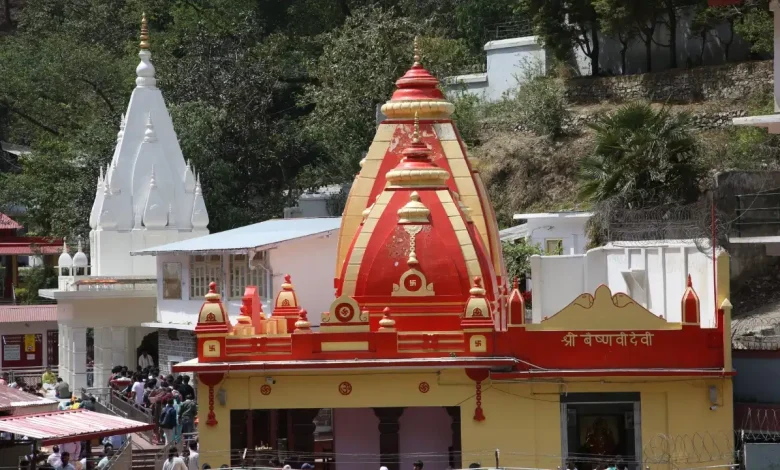कैंची धाम स्थापना दिवस पर मालपुआ प्रसाद वितरित करते श्रद्धालु और लंबी कतार में भक्त नीम करोली बाबा का आशीर्वाद लेते हुए