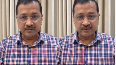 अरविंद केजरीवाल राम मंदिर ट्रस्ट पर वित्तीय अनियमितताओं के आरोप लगाते हुए प्रेस को संबोधित करते हुए