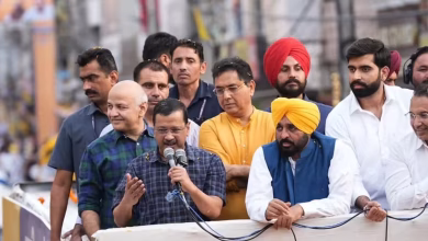 अरविंद केजरीवाल और मुख्यमंत्री भगवंत मान पंजाब में नशा विरोधी अभियान पर चर्चा करते हुए।