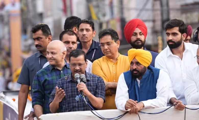 अरविंद केजरीवाल और मुख्यमंत्री भगवंत मान पंजाब में नशा विरोधी अभियान पर चर्चा करते हुए।