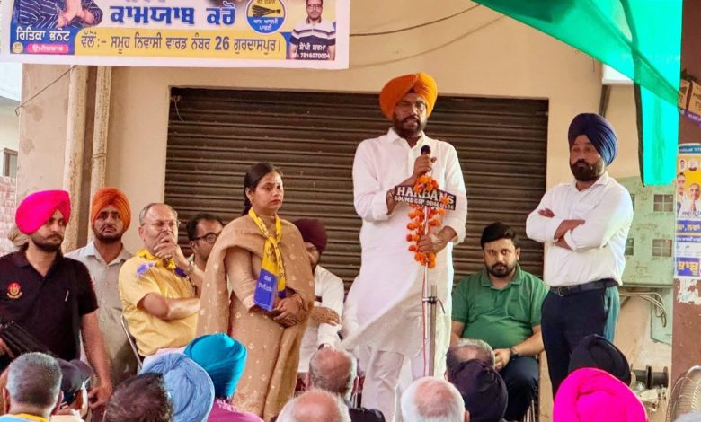 AAP नेता कुलदीप सिंह गुरदासपुर में रीतिका भनोट के समर्थन में जनसभा को संबोधित करते हुए