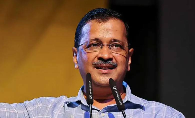 अरविंद केजरीवाल गल्फ ऑफ ओमान में भारतीय नाविकों की मौत और विदेश नीति पर बयान देते हुए।