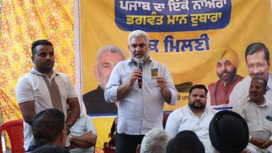 लाल चंद कटारूचक भोआ विधानसभा क्षेत्र में ग्रामीणों से बातचीत करते हुए जनसंपर्क अभियान के दौरान