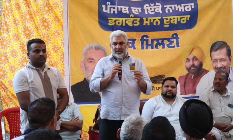 लाल चंद कटारूचक भोआ विधानसभा क्षेत्र में ग्रामीणों से बातचीत करते हुए जनसंपर्क अभियान के दौरान